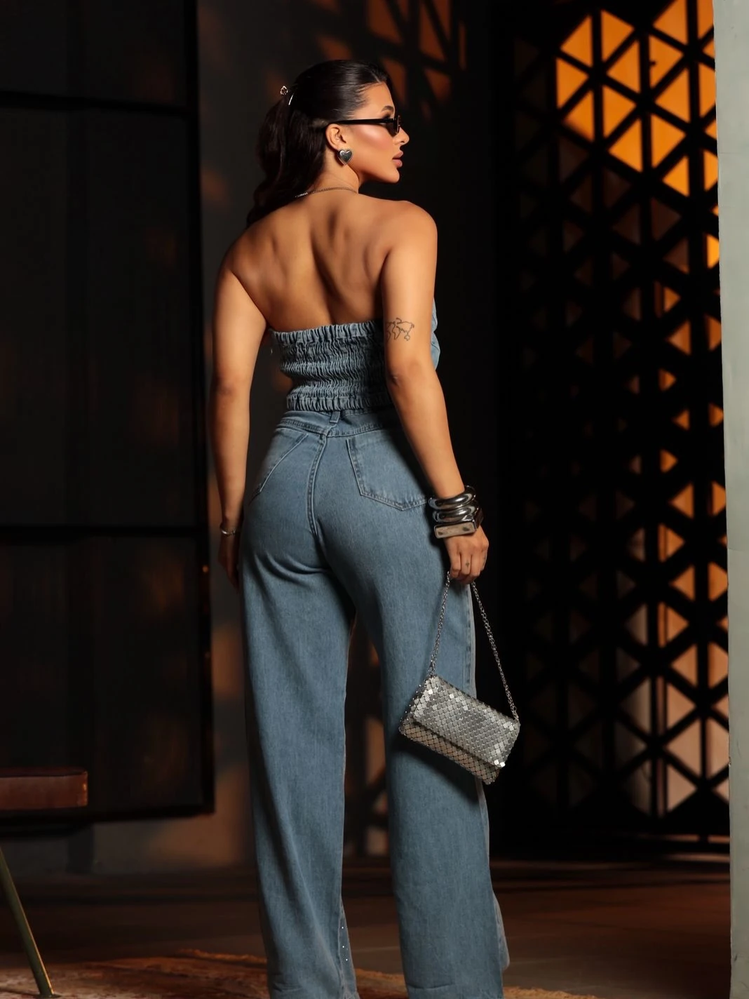 Vista posterior do conjunto denim